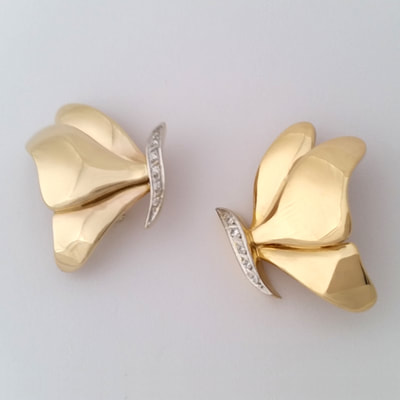 Butterflies earclips 14K yellow gold diamonds flying butterly elegant Daphne Meesters Jewellery Designer Goldsmith The Hague Netherlands