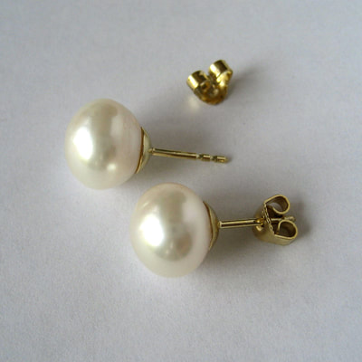Earstuds 14K yellow gold cup with large white pearls Daphne Meesters Jewellery Designer Goldsmith The Hague Netherlands