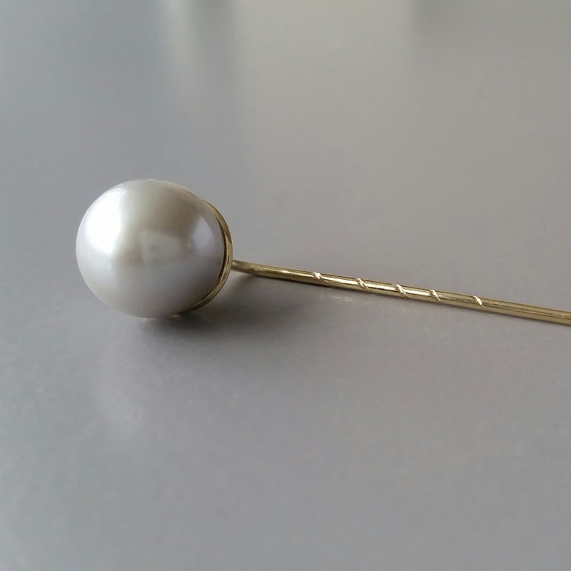Twisted tie pin stick pin shiny finish 14K yellow gold and round grey pearl present for pearl anniversary 30th wedding anniversary Daphne Meesters Jewellery Designer Goldsmith The Hague Netherlands
